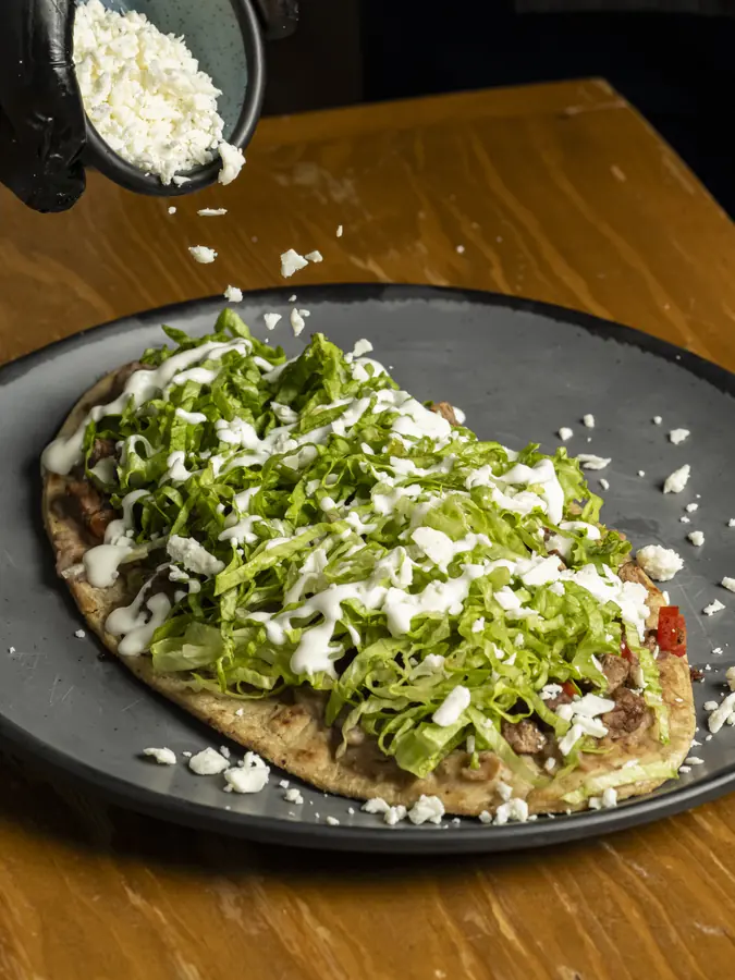 Huarache con lechuga, crema y queso