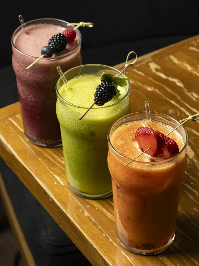 Tres smoothies de frutas en la barra