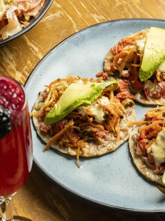 Tacos con aguacate servidos en la mesa