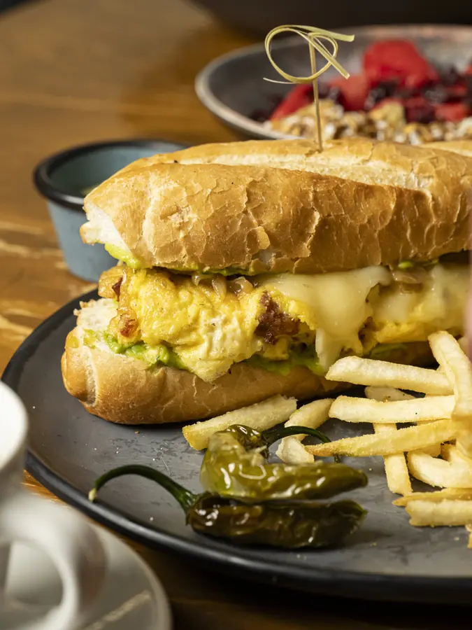 Torta de huevo con queso, papas y chiles toreados
