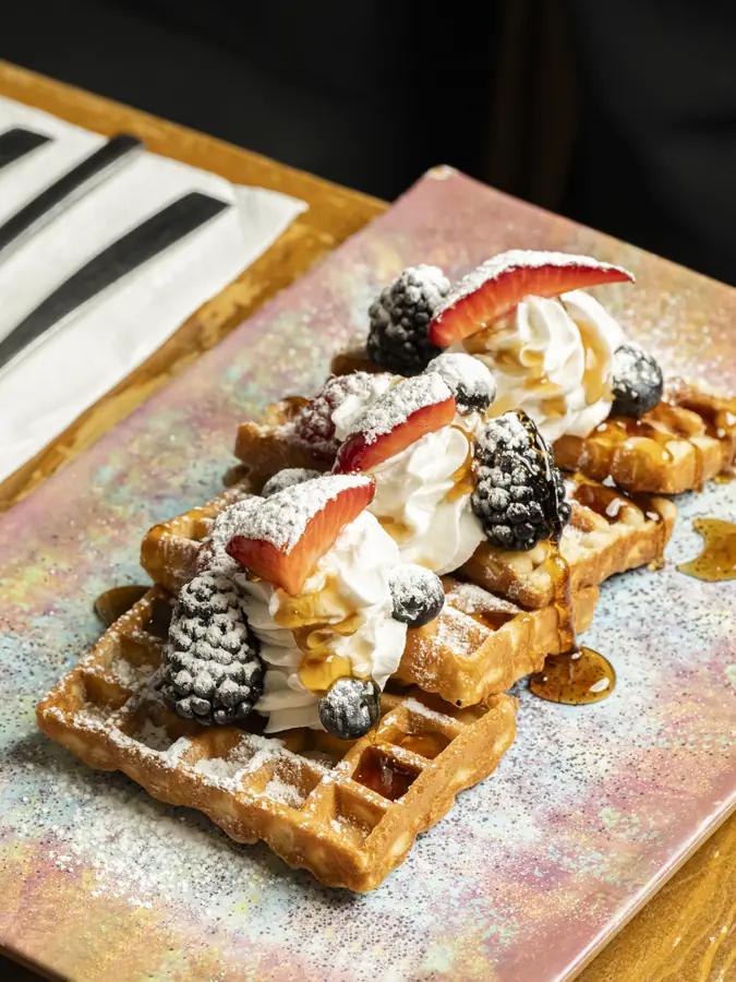 Waffles con frutos rojos y crema batida